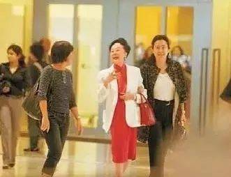 帝王|香港第一阔太：非帝王绿翡翠不戴，丧夫反赚100亿！就连四太见她都低头！