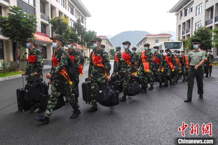 新兵|武警新兵入营 不乏高校毕业生