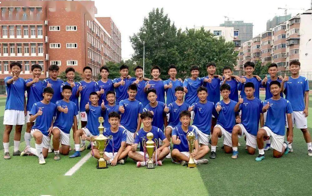 足球|今年10名队员都踢进名校这所中学2名球员分别踢进清华、北大
