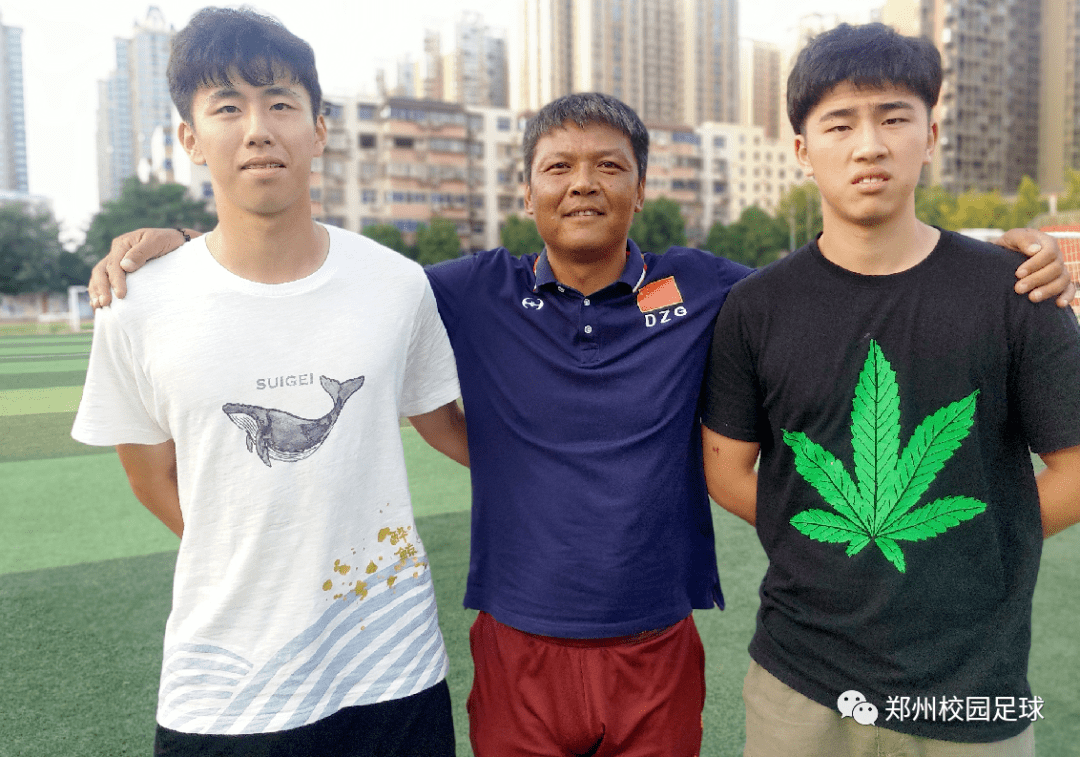 足球|今年10名队员都踢进名校这所中学2名球员分别踢进清华、北大