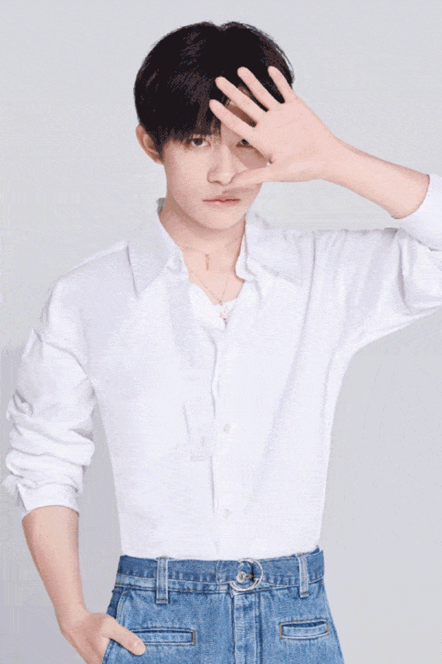 配饰|秦霄贤跨界亮相,如何秒变摇滚低音主唱