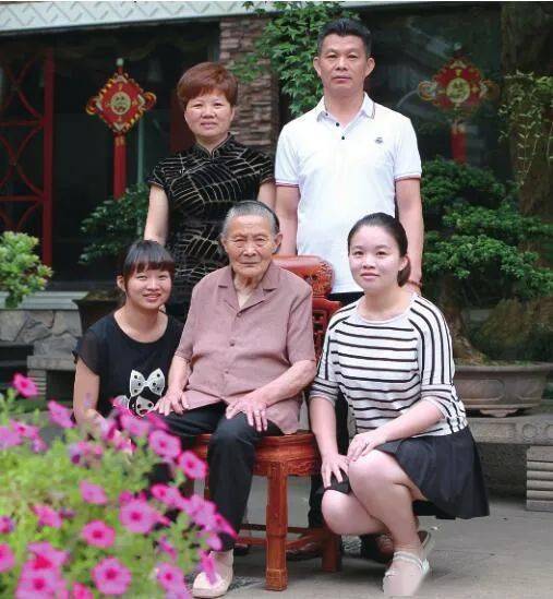 世风 作为妻子 我甘愿担起家中大小事务 他奋力为"大家" 刘建明家庭