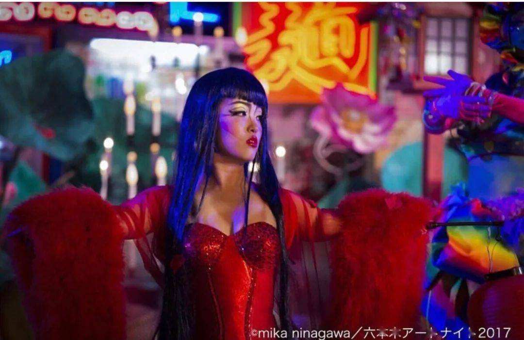 夜店|身高只有1.24m的侏儒女，却成了东京某夜店的最人气舞女，你不努力谁替你坚强？