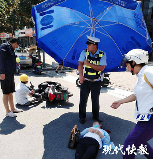 救护车|路遇交通事故，特勤队员为伤者撑起大遮阳伞