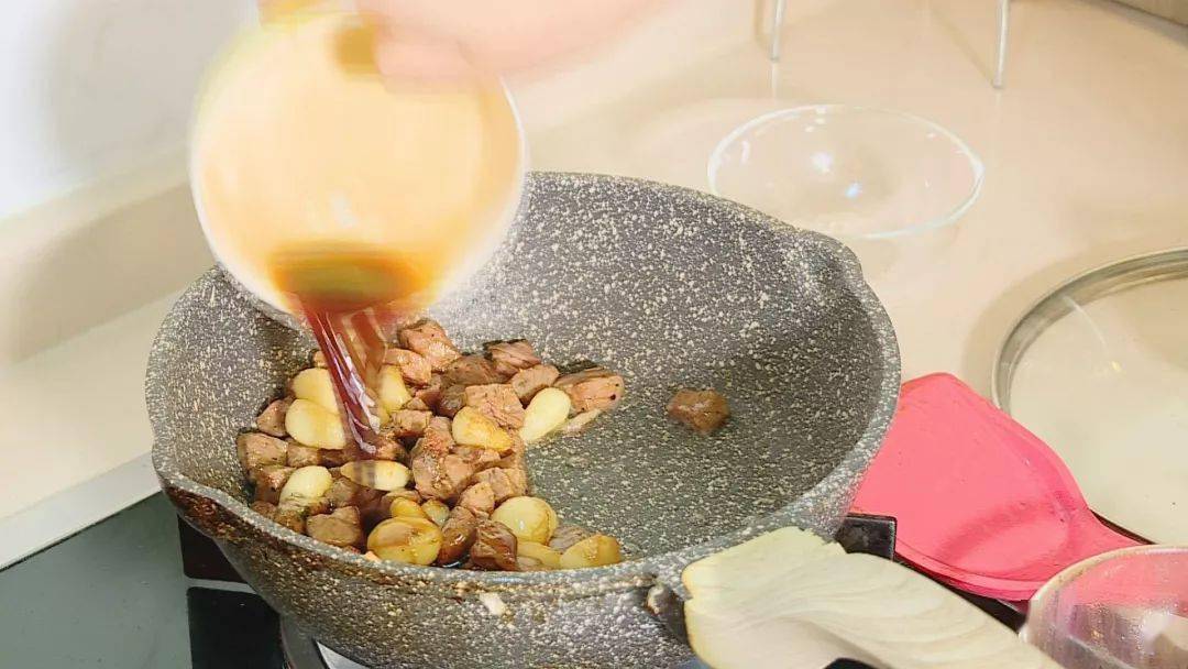 大蒜|餐馆美味轻松搬回家！牛肉又嫩又香的秘诀？只需腌制时多加一步