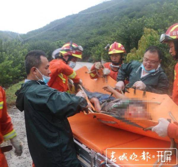 车底|昆磨高速一货车冲下60米山坡，1人被甩出车外，驾驶员被困车底