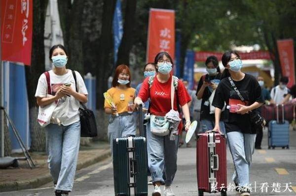 生日|生日“撞上”报到日，这所高校为13名新生办生日派对！