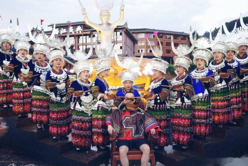 高山流水 在苗族长桌宴上,客人吃饭吃到一半,苗家阿妹会敬酒助兴