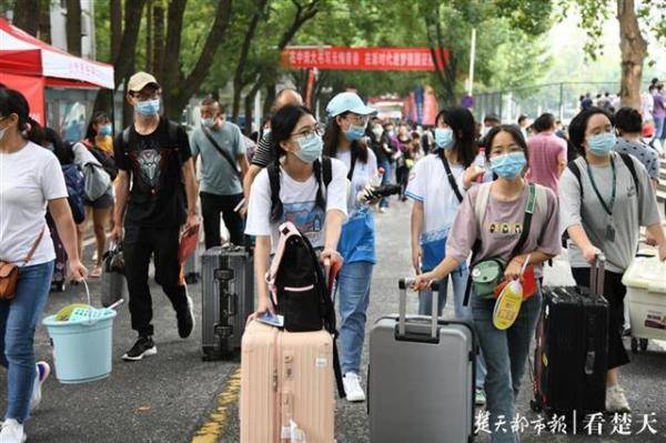 生日|生日“撞上”报到日，这所高校为13名新生办生日派对！