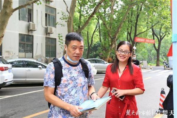 工作|46岁老爸上大学，向学霸女儿看齐