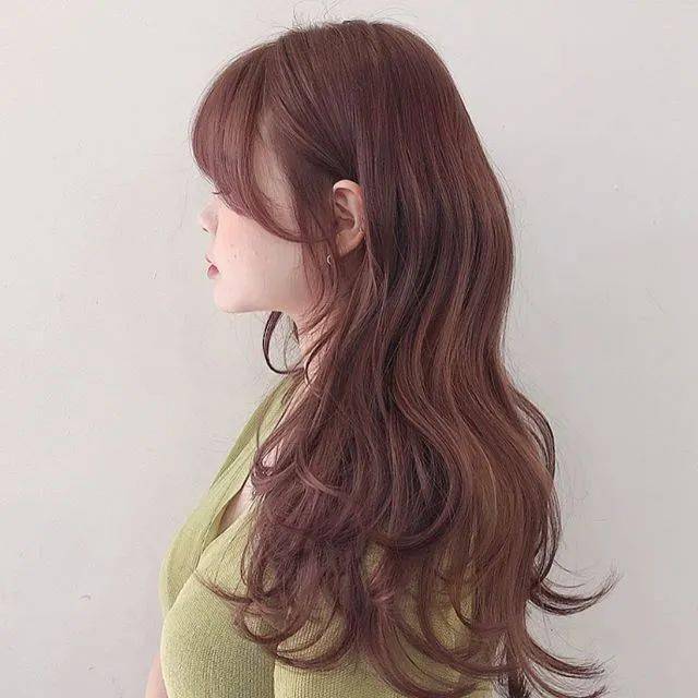 棕色|虞书欣和李圣经双双换上神仙发色，秋冬最显肤白发色你get了吗？