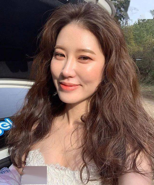 棕色|虞书欣和李圣经双双换上神仙发色，秋冬最显肤白发色你get了吗？