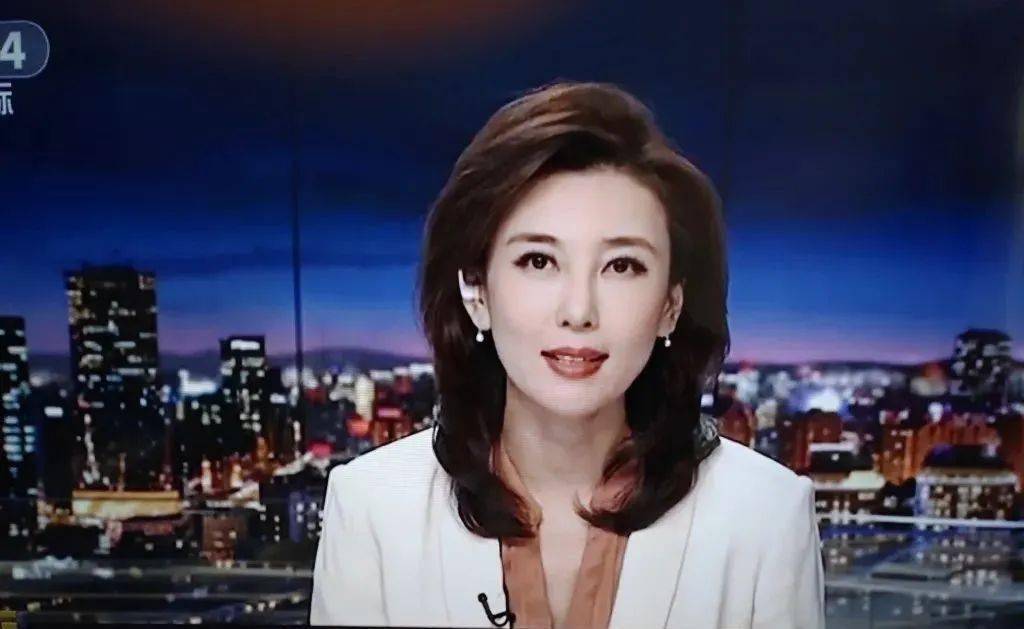 "央视最美女记者"爆红,颜值吊打半个娱乐圈,网友:妈呀