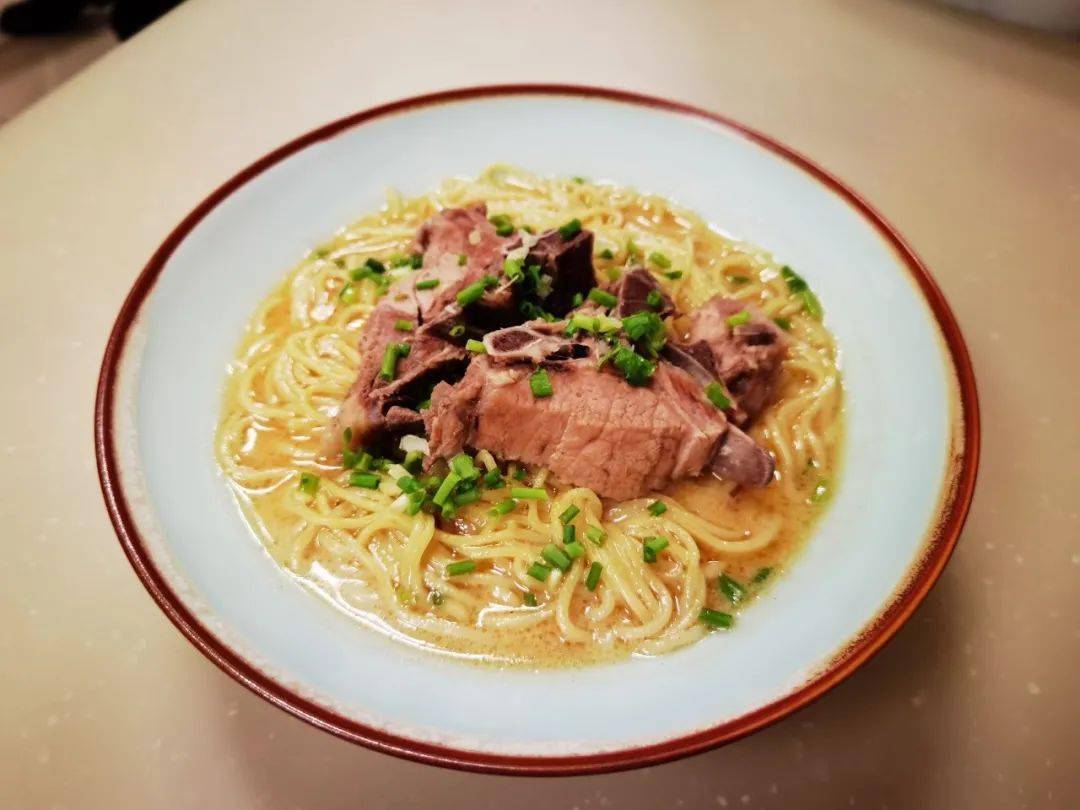 肉食爱好者最爱の蒜香龙骨面