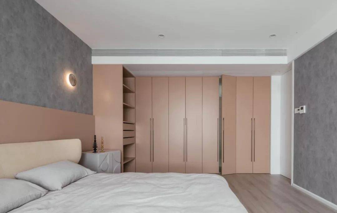 好看的墙面衣柜 aa74466bfa2341a39a1ec656df6570ca.jpeg