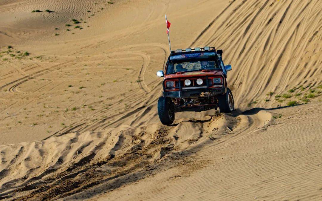 越野车解锁惊险刺激的沙漠穿沙!玩转沙漠"迪士尼",徒步火山,住蒙古包!