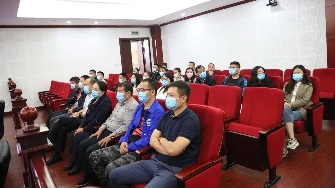 现场视频显示,两名黑衣男子头戴黑色帽子,面部戴有口罩,一手持枪,一手