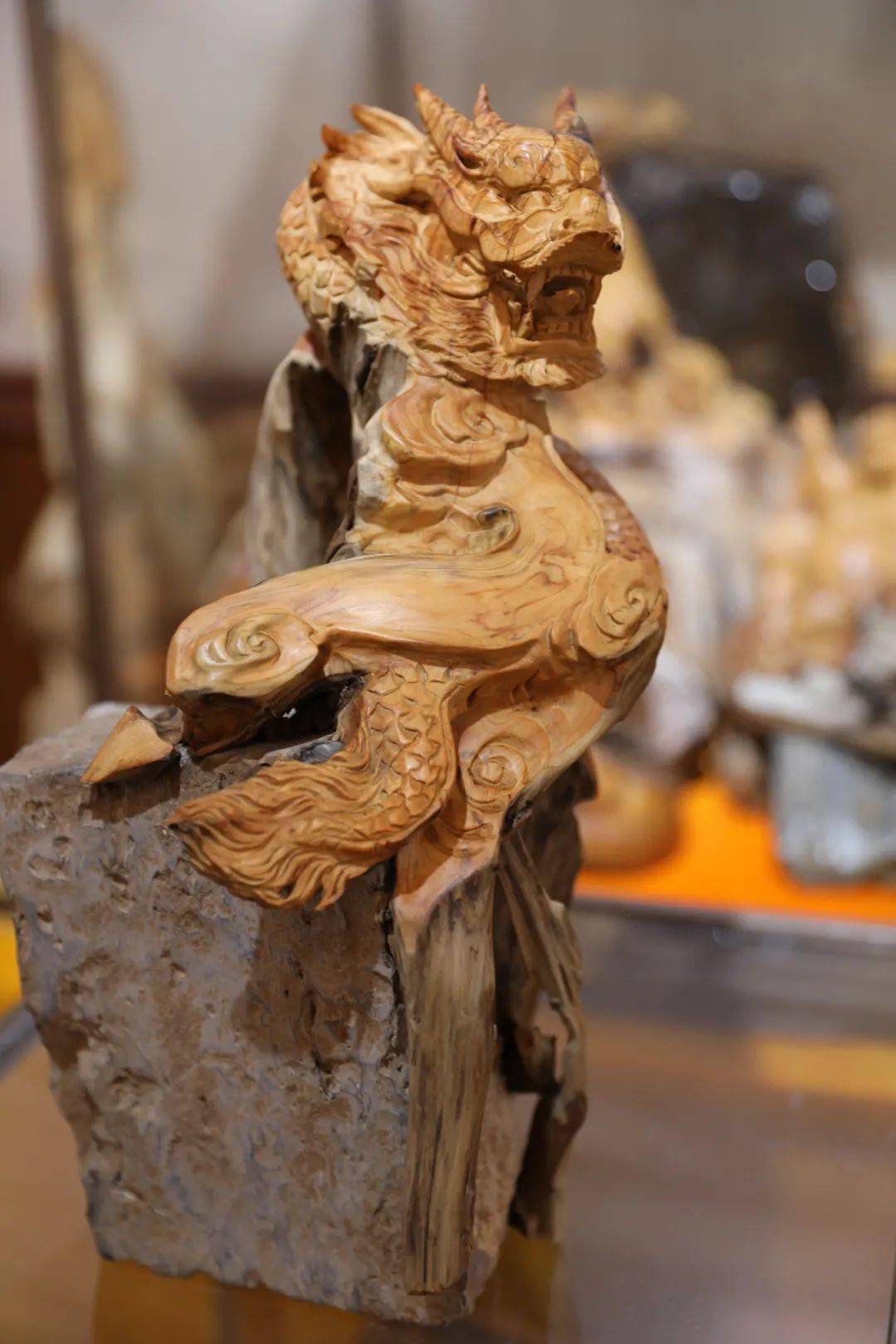弥勒佛为主题的"崖柏"艺术作品