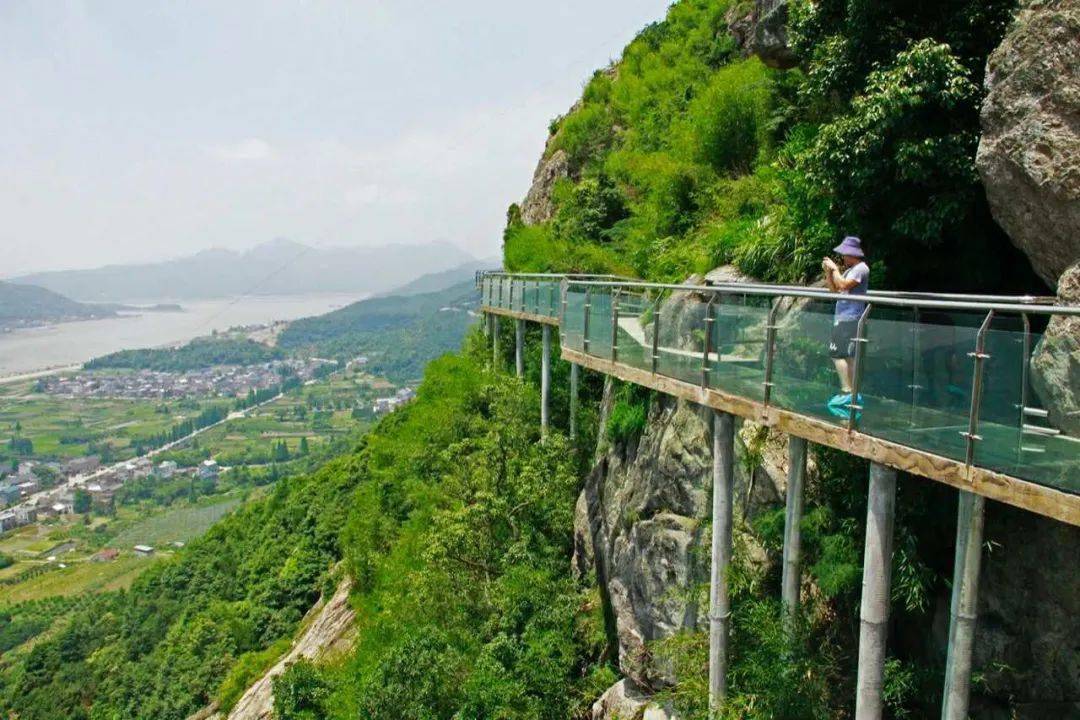 玻璃栈道上图片来源:象山旅游盘旋环绕在青山周围宛如一条银丝带宁波