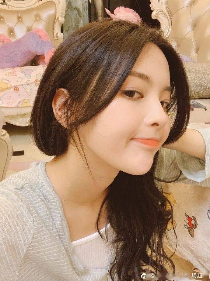 超越|演技在线的杨超越,皮肤也时刻水润!