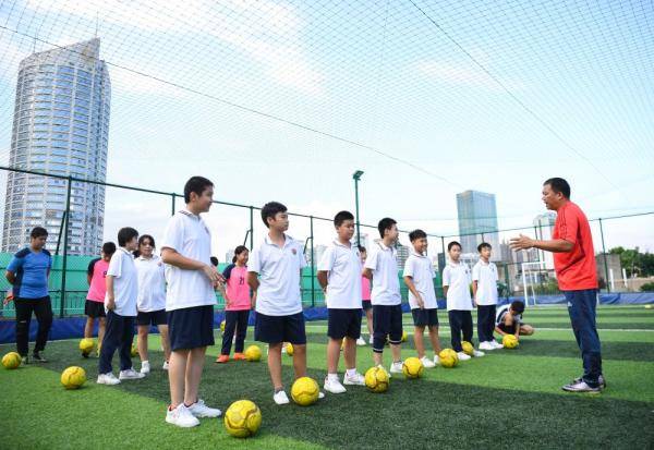 天台|体育丨天台上的足球课堂