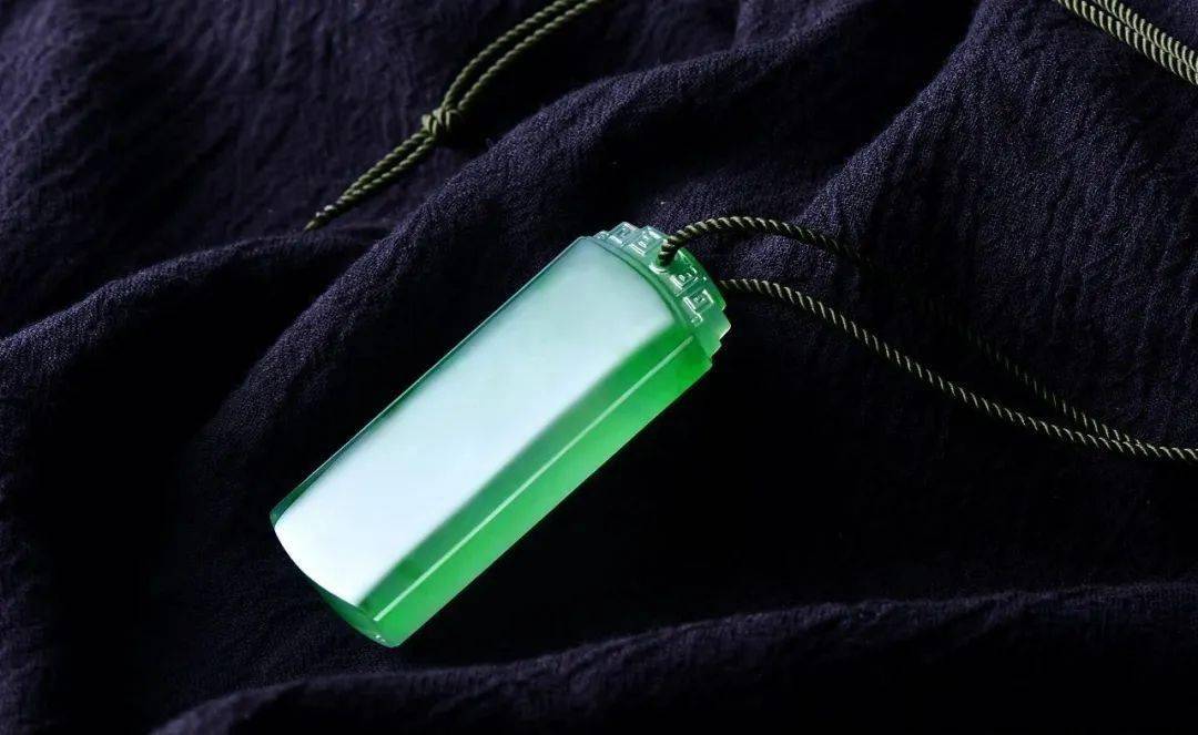 颜色|为什么翡翠都喜欢用深色的挂绳？