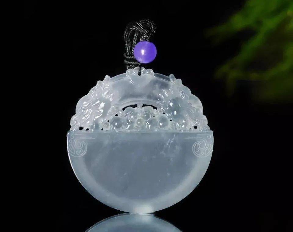 颜色|为什么翡翠都喜欢用深色的挂绳？