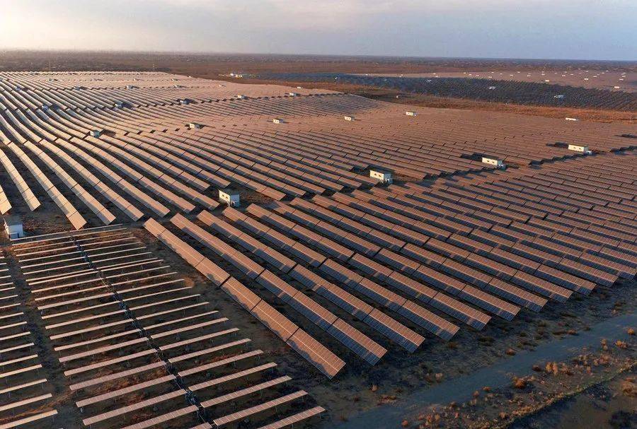 全球最大的沙漠集中式光伏发电基地即将并网发电
