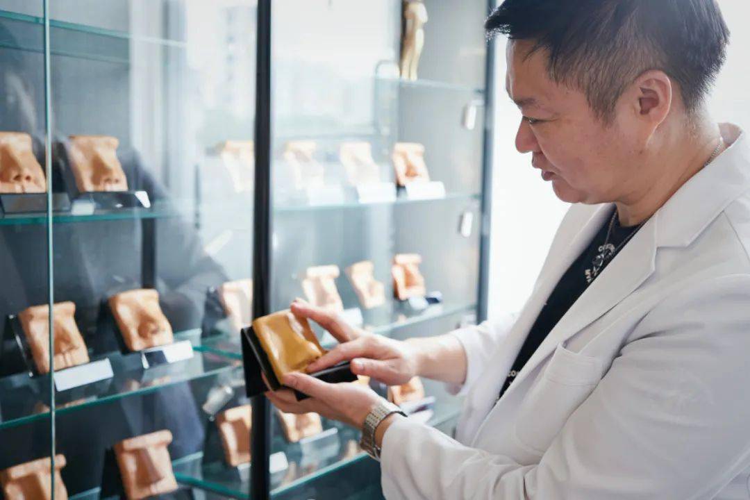 花尽|男性整容众生相：黑道大哥被毁容，商场保安花尽月薪求变美