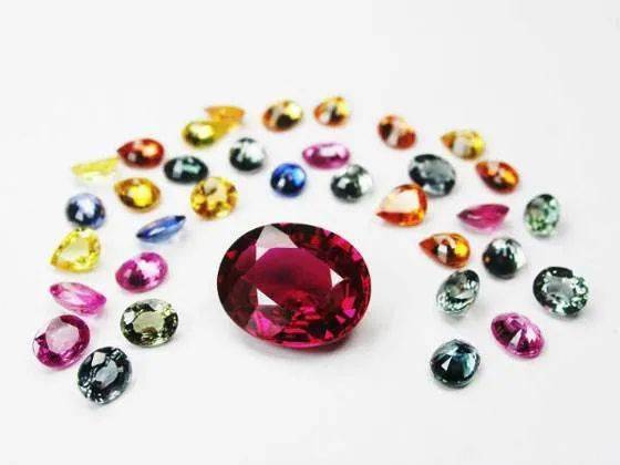 富婆|钻石暴跌，1克拉成白菜价？可为啥这些富婆却越买赚越多……