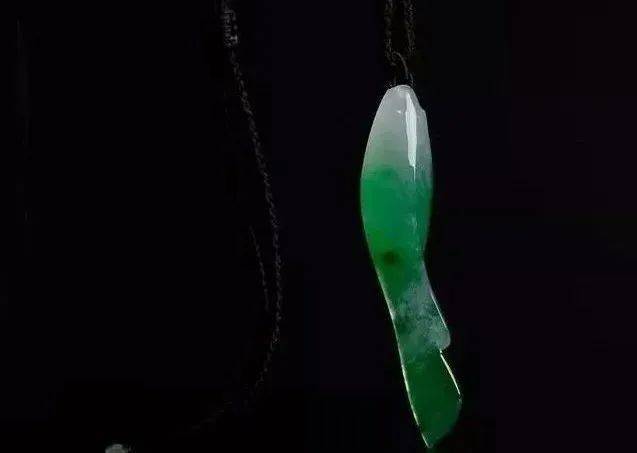 颜色|为什么翡翠都喜欢用深色的挂绳？