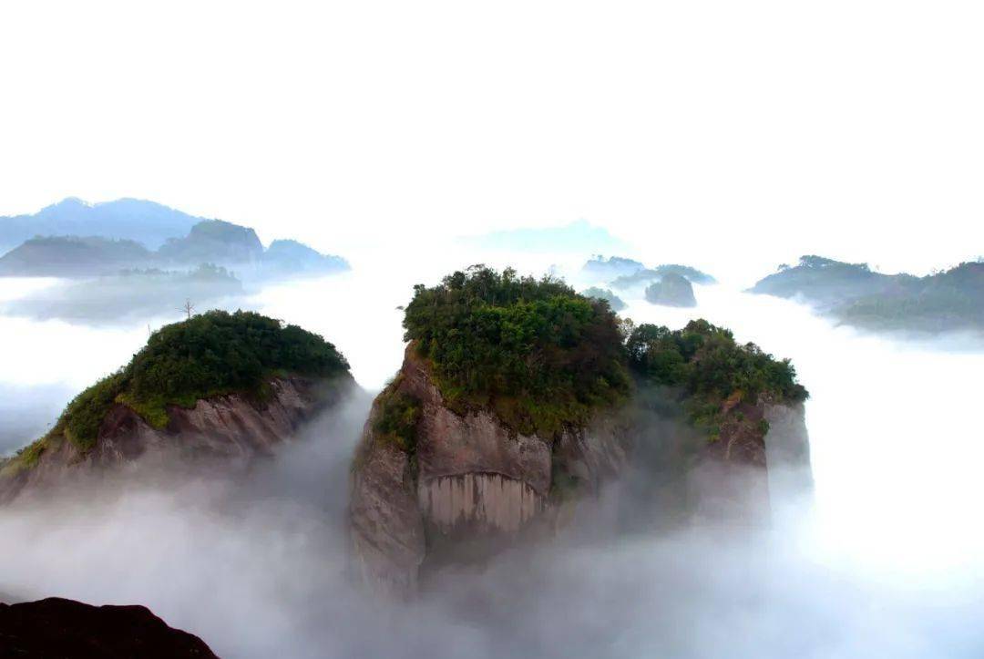 图片为武夷山天游峰云海景象