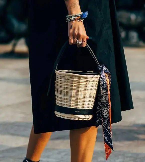 杨采钰|学杨采钰 欧阳娜娜的丝巾百搭法！秒变气质女神…