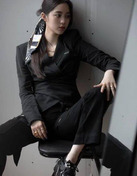 杨采钰|学杨采钰 欧阳娜娜的丝巾百搭法！秒变气质女神…