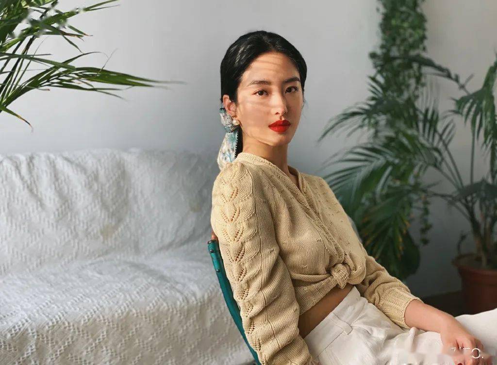 头发|头发出不出油没关系，丝巾绑一下想不出圈都难！