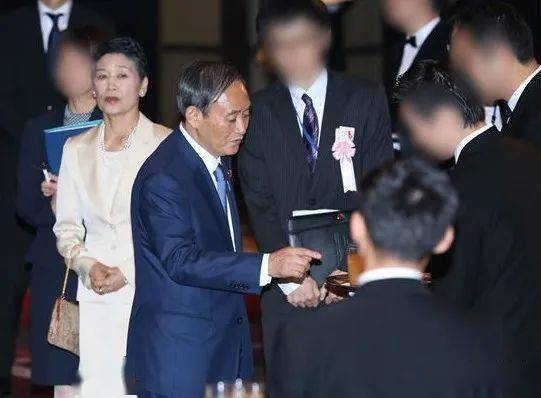 日本新首相自律到可怕,夫人不爱抛头露面但段位极高…_菅义伟