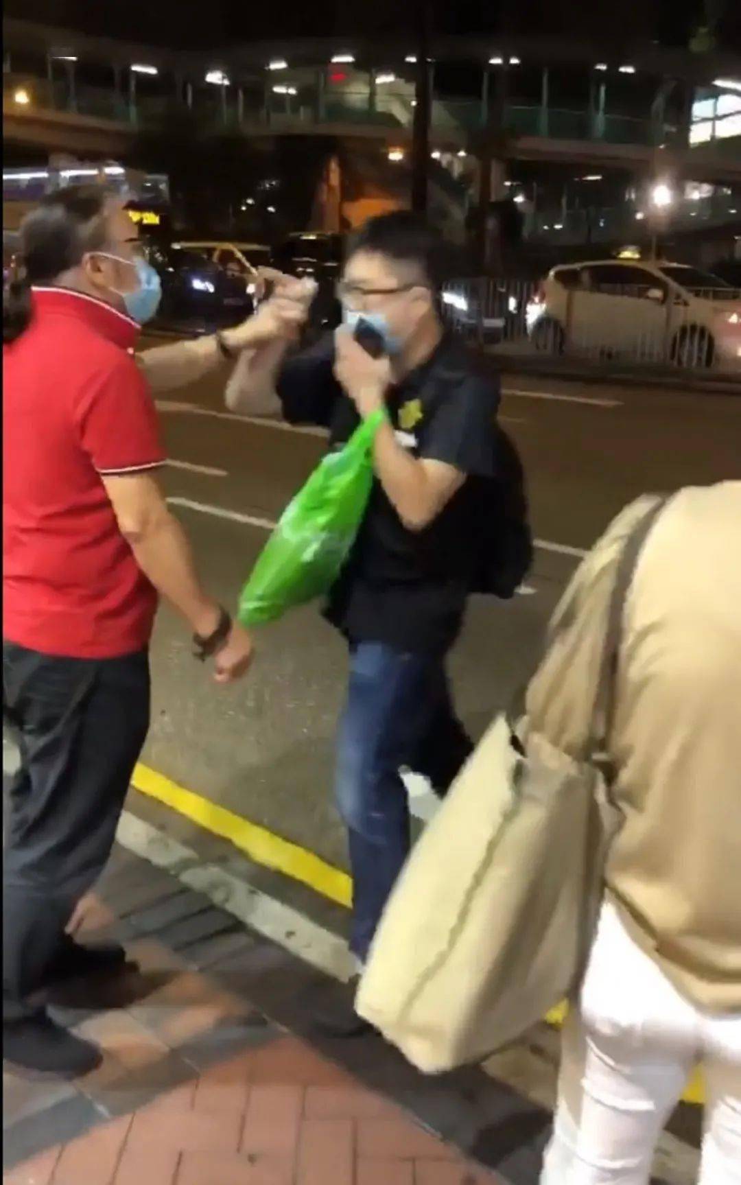 拉人口罩被打_戴口罩的人简笔画(3)