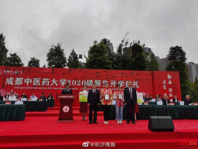 特别奖|新生开学典礼上，感动全网的湖南跪地救人女大学生获“校长特别奖”