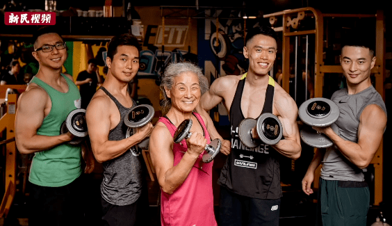 健身房|70岁奶奶火了，3个月减重28斤，用马甲线征服40万人，太硬核了！