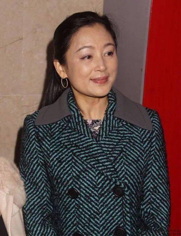 陈红现身电影周,51岁状态很真实,越老越像倪萍了!