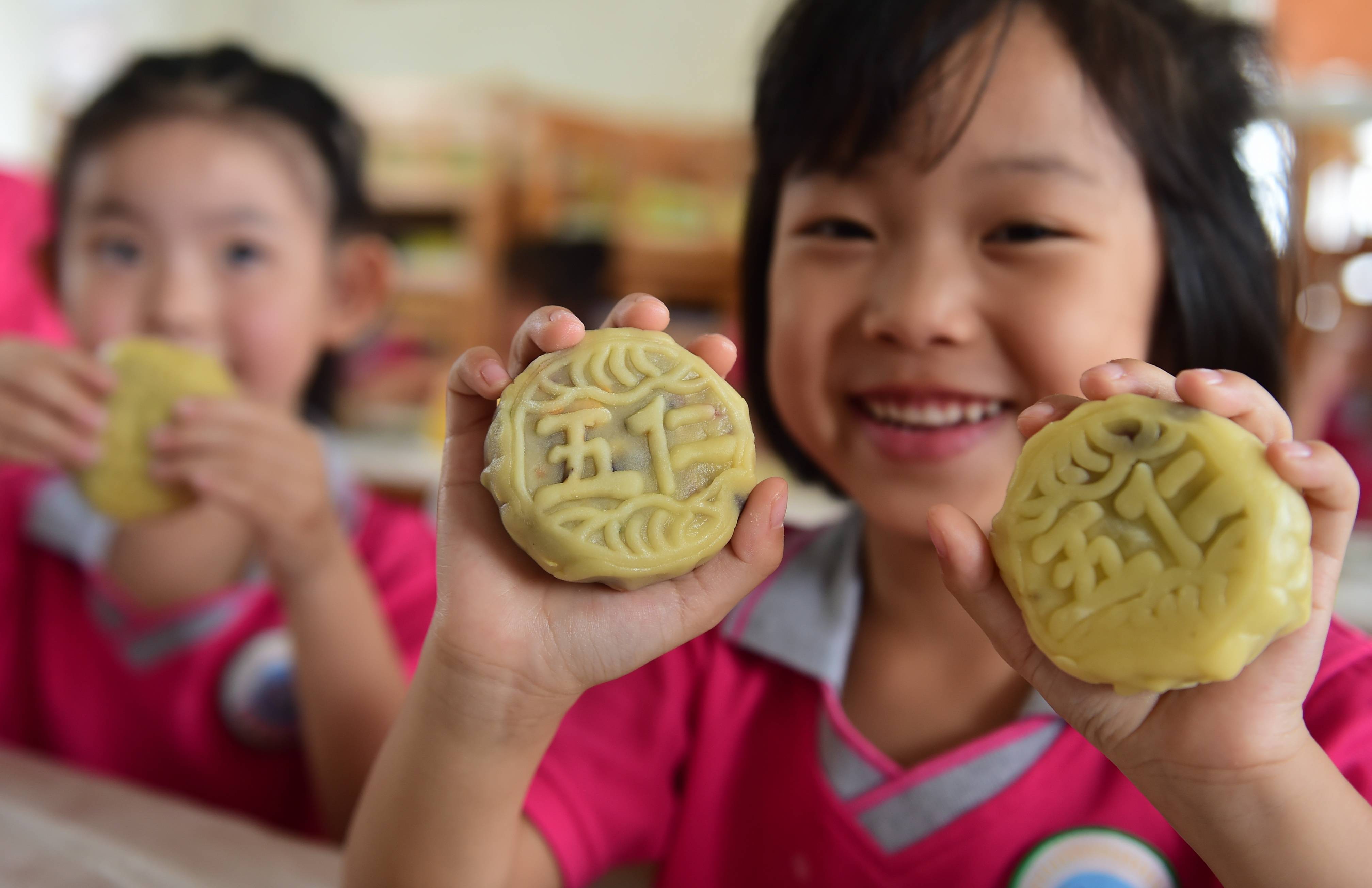 飘香甜饼干 快乐DIY —临朐县实验幼儿园小班级部开展亲子制作饼干活动_美味