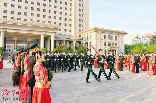 新人|火箭军驻洛某部举行集体婚礼 一百零一对新人在军营内许下一生承诺