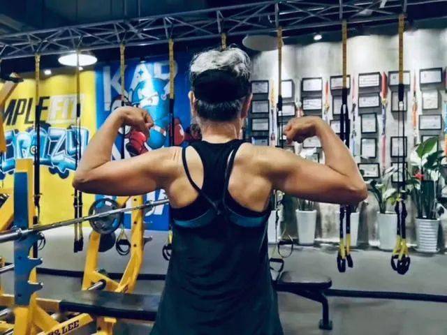 健身房|70岁奶奶火了，3个月减重28斤，用马甲线征服40万人，太硬核了！