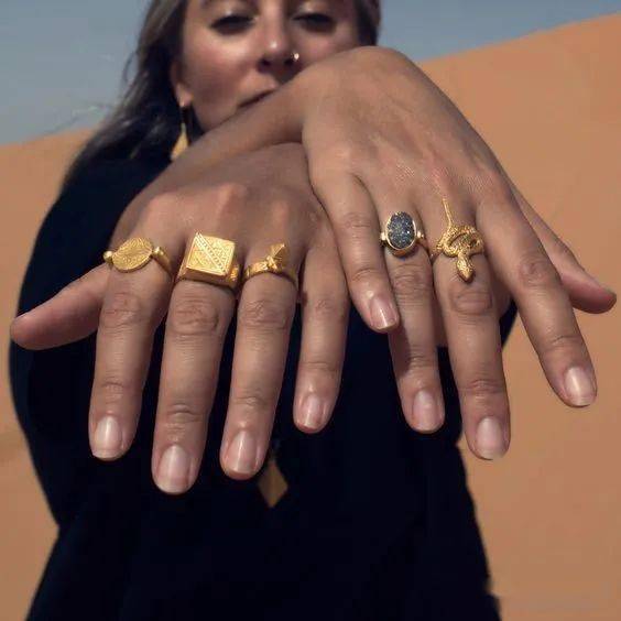 一个人|如何判断一个人是否时髦？看Ta戴几个戒指啊！