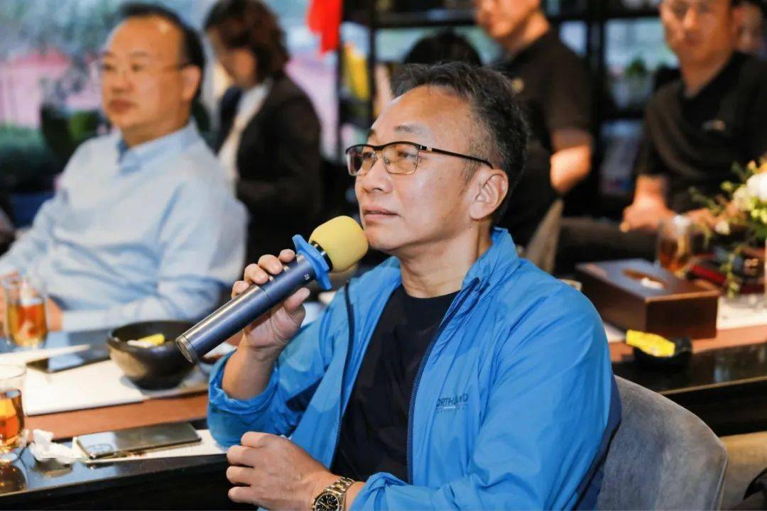 俱乐部会长,全国工商联全联房地产商会常务理事缪百年;地产新观察创始