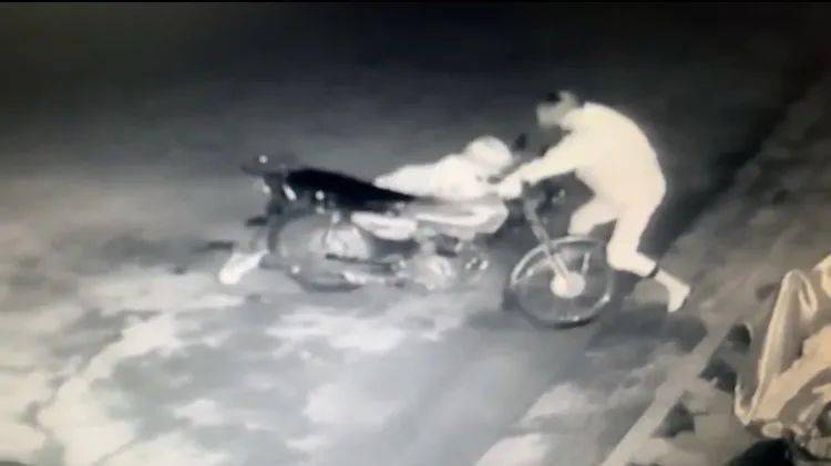云浮:偷车贼暴力拗断车头锁,把摩托车开走,被监控拍下!