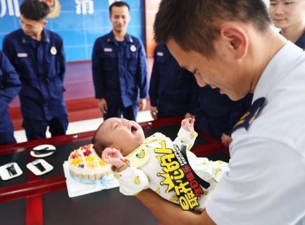 叔叔|抗洪抢险消防员宝宝 ?“焰蓝”来队 看消防员叔叔们如何花样“宠溺”