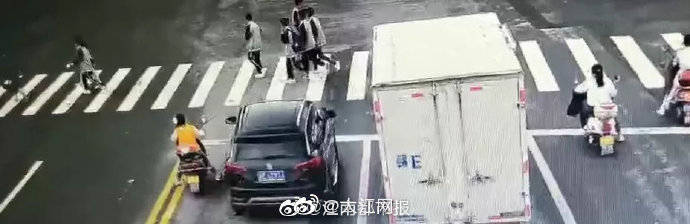 轻伤|江西一越野车闯红灯撞伤4学生逃逸：3人轻伤1人重伤 肇事者已落网