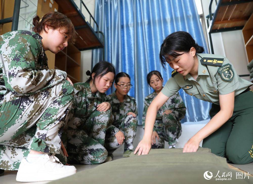 【世界杯直播】
湖南衡阳:教官是位兵姐姐(图2) 【世界杯直播】
湖南衡阳:教官是位兵姐姐(图2)