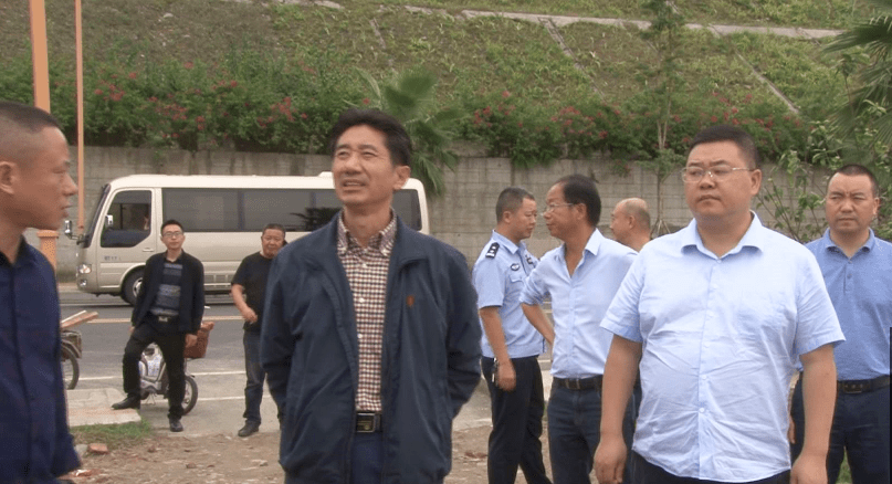 【区内要闻】区委书记袁仕伦督查城市卫生整治情况